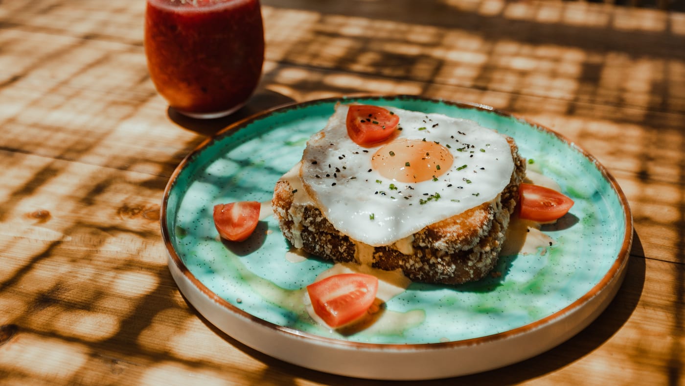 Eggs in koulouri with a fresh strawberry smoothie by the sea