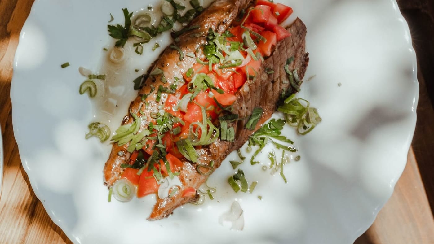 Smoked mackerel with tomato and spring onion