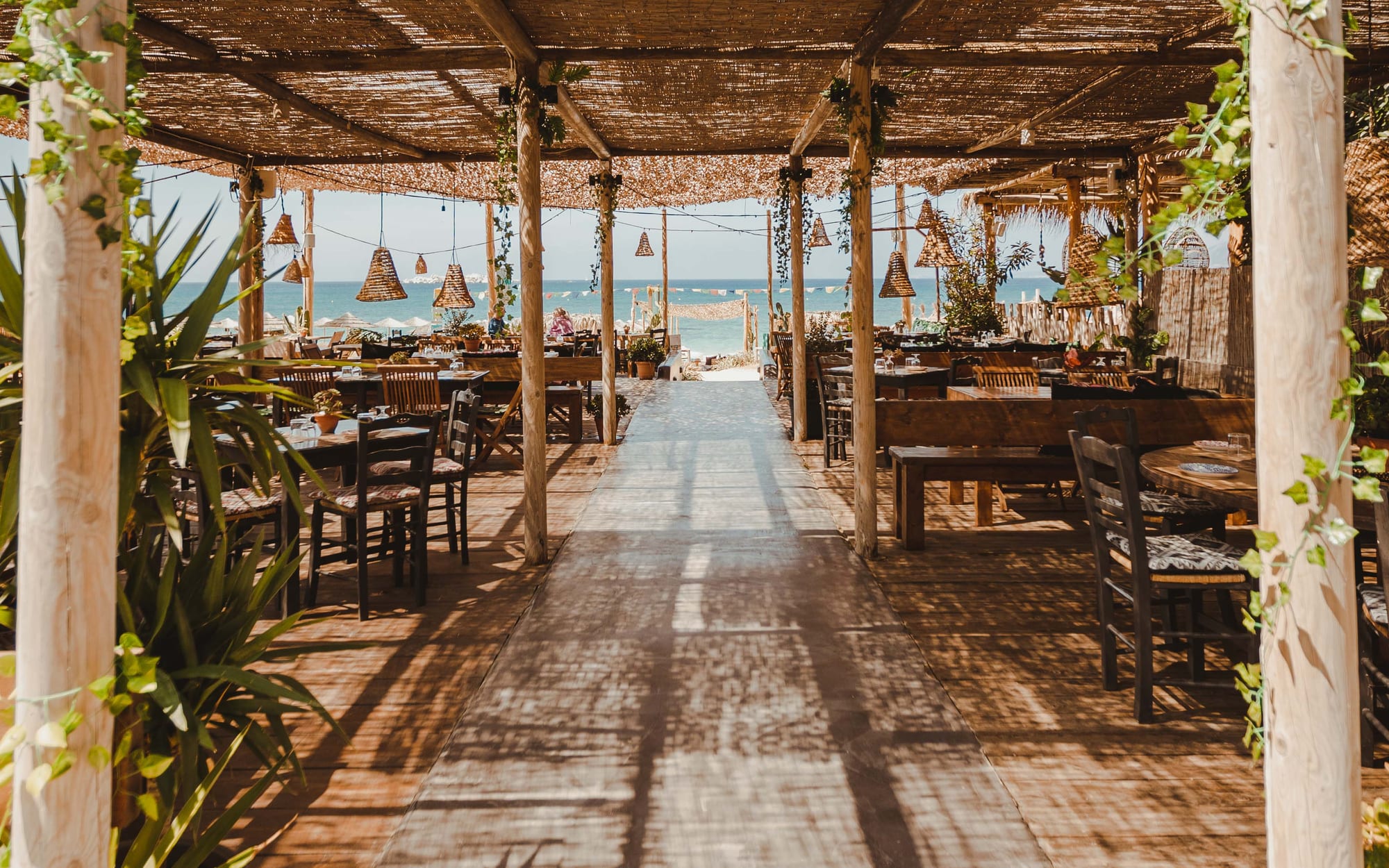 The reed-canopy dining room of Psaraki opening out to the Aegean